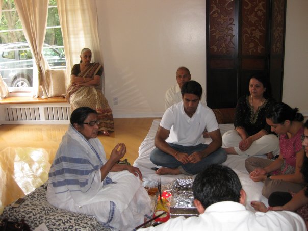 माता-पिता के साथ पूजा समारोह में दिव्या नरेंद्र और वरुण नरेंद्र