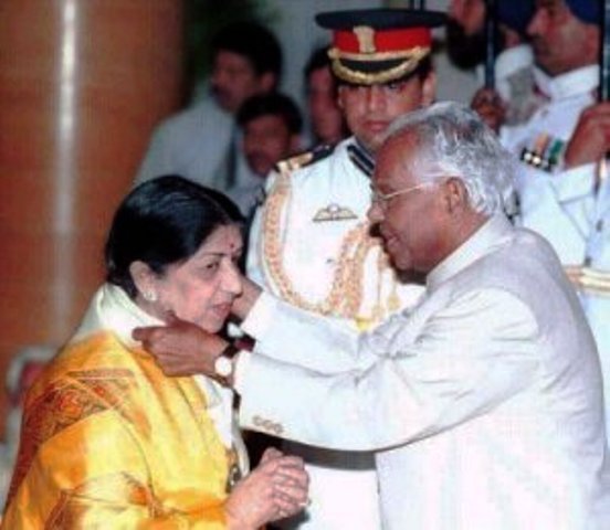 लता मंगेशकर को 2001 में भारत रत्न से सम्मानित किया गया