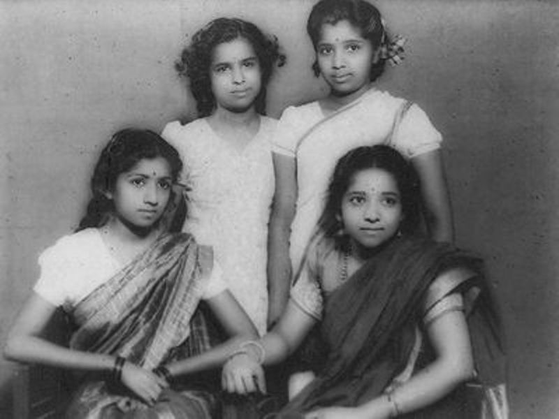 लता मंगेशकर (बाईं ओर बैठी) अपनी बहनों के साथ