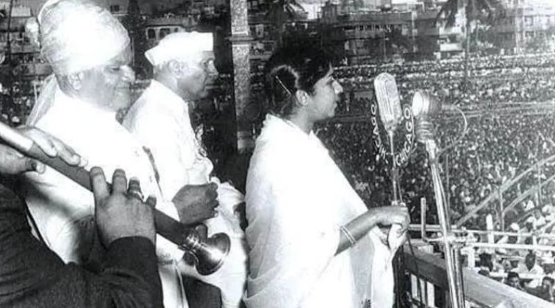 लता मंगेशकर 26 जनवरी, 1963 को नई दिल्ली के नेशनल स्टेडियम में ऐ मेरे वतन के लोगन गाते हुए
