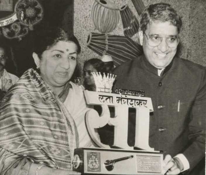 1992 में महाराष्ट्र सरकार द्वारा लता मंगेशकर पुरस्कार की घोषणा की गई