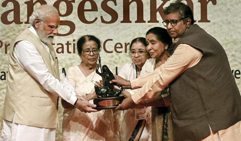 प्रधानमंत्री नरेंद्र मोदी को 24 अप्रैल, 2022 को मुंबई में पहला लता दीनानाथ मंगेशकर पुरस्कार मिला