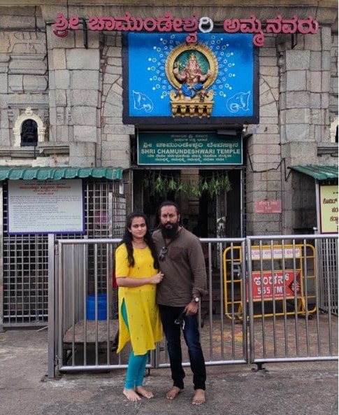 मंदिर के बाहर पत्नी के साथ रामचंद्रन राजू