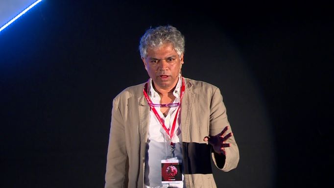 TEDx में बोलते हुए प्रकाश बेलावाड़ी