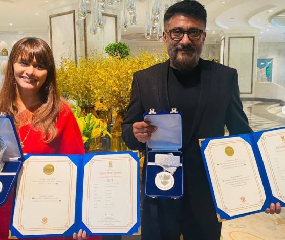 विवेक अग्निहोत्री अपनी पत्नी के साथ फिल्म ताशकंद फाइल्स के लिए राष्ट्रीय पुरस्कारों के साथ पोज देते हुए