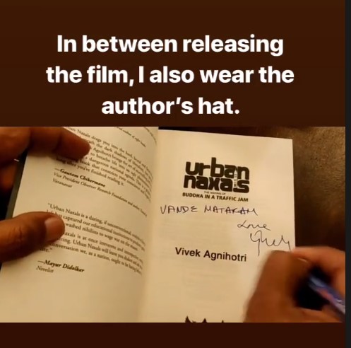 विवेक अग्निहोत्री एक किताब पर हस्ताक्षर करते हुए