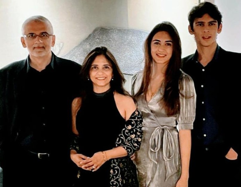 संजीव कपूर अपनी पत्नी, बेटी और बेटे के साथ