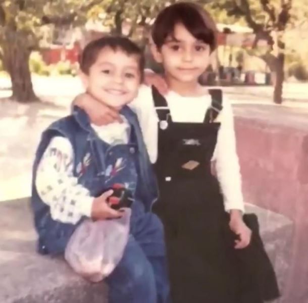 भाई के साथ प्रिया बेनीवाल की बचपन की फोटो