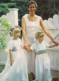 बचपन में मां और जुड़वां बहन के साथ फोबे व्हाइट