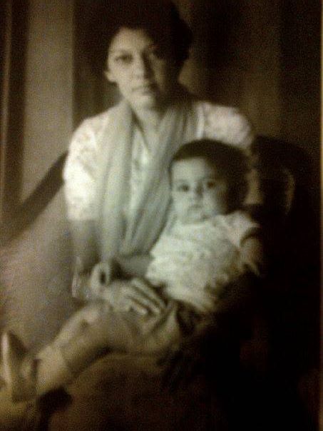 साइरस साहूकार अपनी मां के साथ