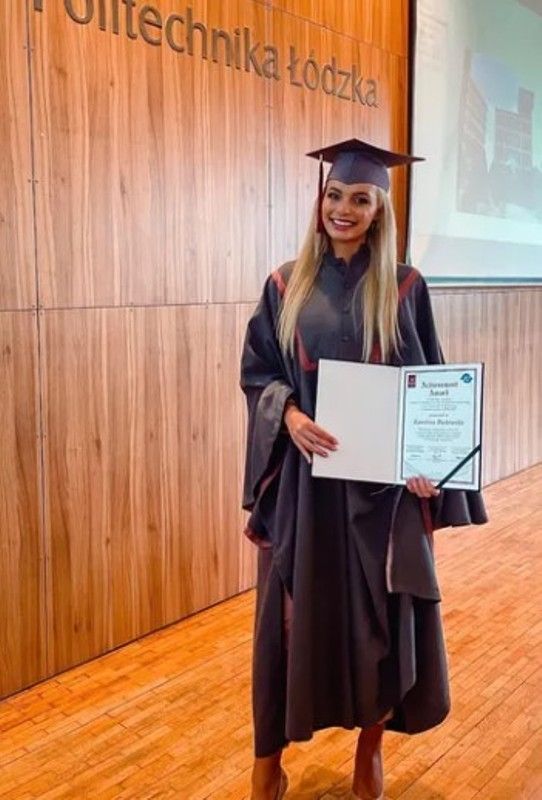 करोलिना बिलावस्का ने सर्वश्रेष्ठ विश्वविद्यालय स्नातक के रूप में जीत हासिल की