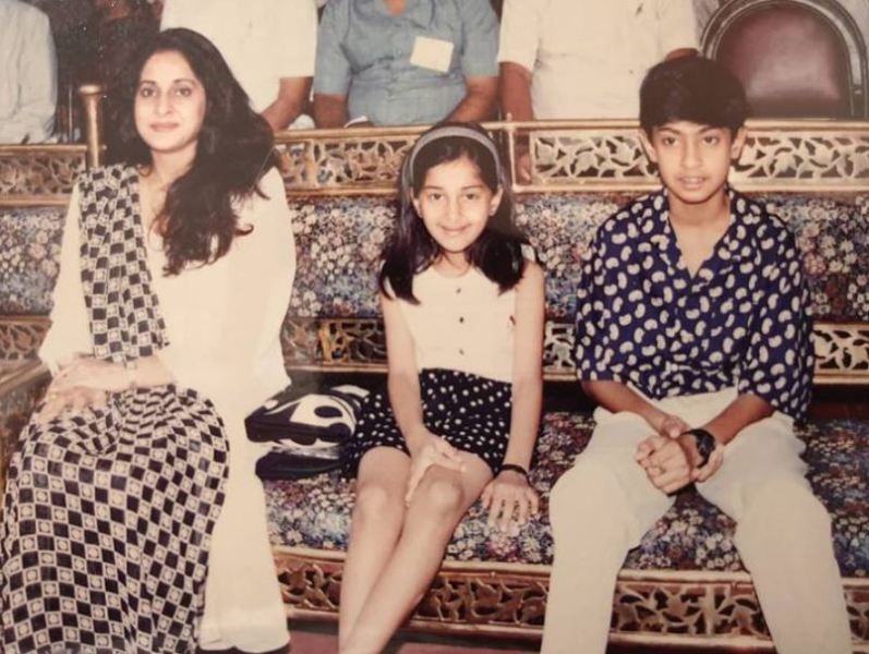 अपनी मां और भाई के साथ पल्लवी वेंगसरकर की बचपन की फोटो।