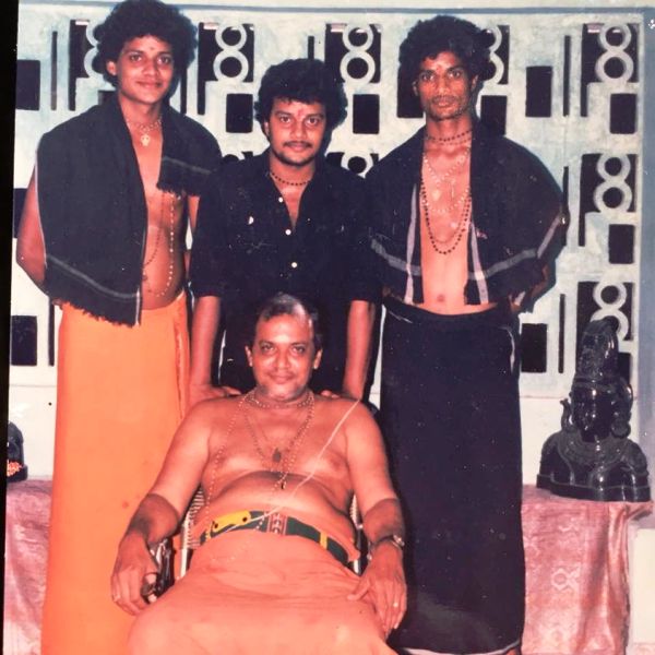 अयप्पा पी. शर्मा अपने पिता, पी.जे. सरमा, और उनके भाइयों, पी. साई कुमार और पी. रविशंकर के साथ 1989 में