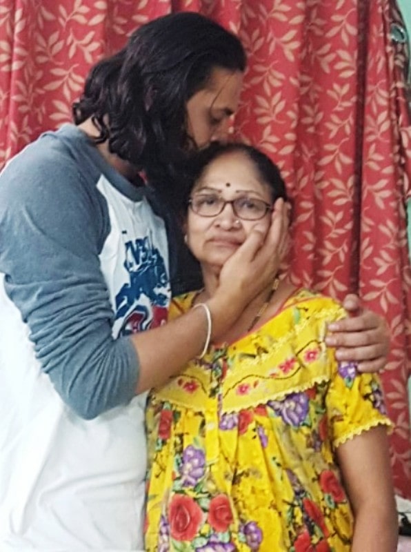 विनय बिदप्पा अपनी मां के साथ