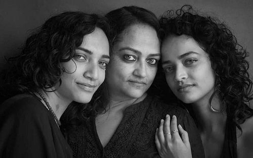 1652243384 205 Anjali Sivaraman हाइट उम्र बॉयफ्रेंड परिवार Biography Hindi अंजलि शिवरामन अपनी बहन और मां के साथ