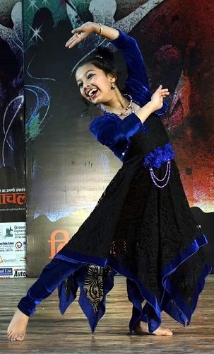 डांस हिमाचल डांस प्रतियोगिता में परफॉर्म करती ट्विंकल शर्मा