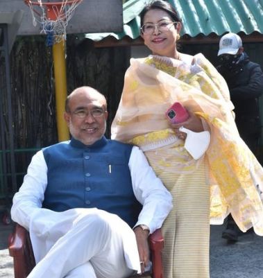 एन. हियानु देवी अपने पति के साथ