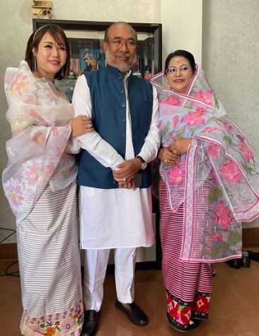 एन. हियानु देवी अपने पति और बेटी के साथ