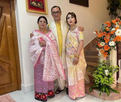 एन. हियानू देवी अपनी बेटी और दामाद के साथ