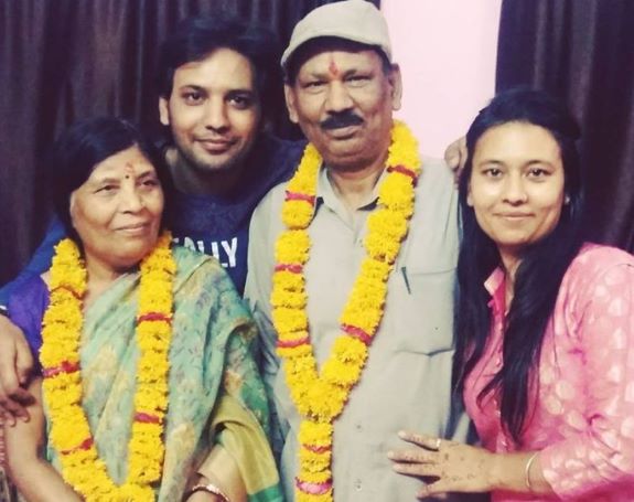 मनुराज सिंह राजपूत अपनी मां, पिता और बहन के साथ