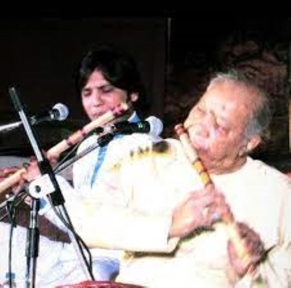 मनुराज सिंह राजपूत अपने संगीत शिक्षक हरिप्रसाद चौरसिया के साथ एक शो करते हुए