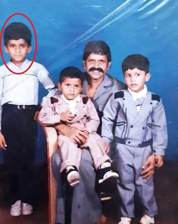 अनीश जॉन कोकेन (लाल रंग में परिक्रमा) अपने 2 छोटे भाइयों और पिता के साथ
