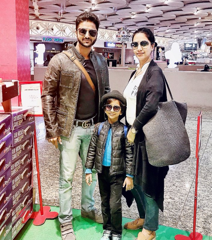 पत्नी और बेटे के साथ सुविज्ञ शर्मा