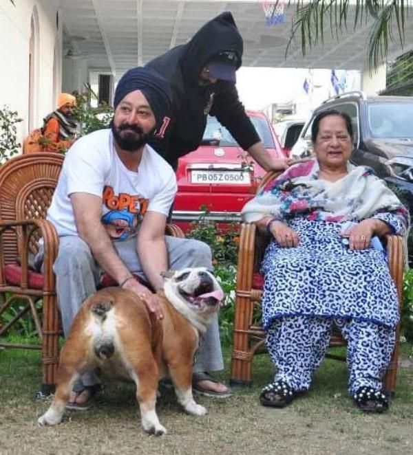 अजितपाल सिंह कोहली अपने पालतू कुत्ते के साथ