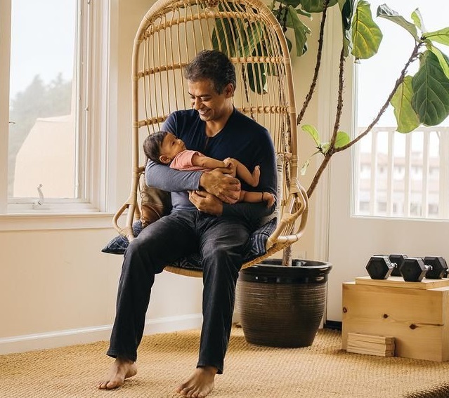 रविकांत अपने छोटे बेटे, नियो के साथ सैन फ्रांसिस्को में अपने घर पर