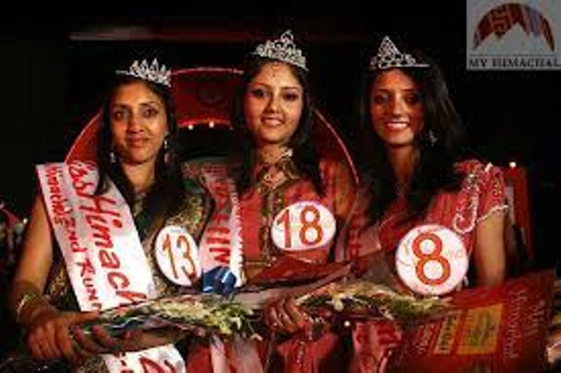 पूर्वा राणा (बीच में) ने मिस हिमाचल का ताज पहना