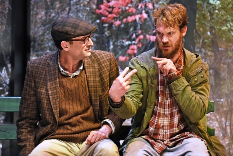 'एडवर्ड एल्बीज एट होम एट द जू' नाटक में पीटर के रूप में ट्रॉय कोत्सुर (बाएं) की एक तस्वीर