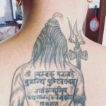 महामृत्युंजय मंत्र लिखित टैटू के साथ हर्ष लिंबाचिया से भगवान शिव की छवि