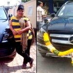 भारती सिंह अपनी ऑडी क्यू5 और मर्सिडीज बेंज कारों के साथ पोज देती हुई