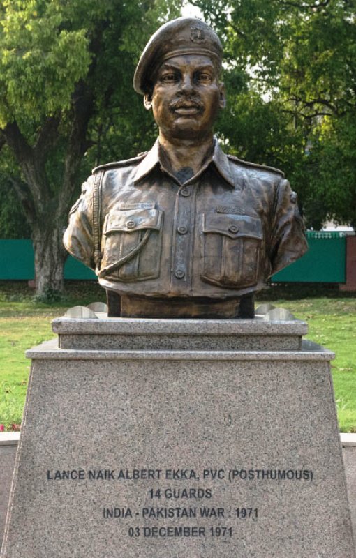 राष्ट्रीय युद्ध स्मारक पर लांस नायक अल्बर्ट एक्का की प्रतिमा