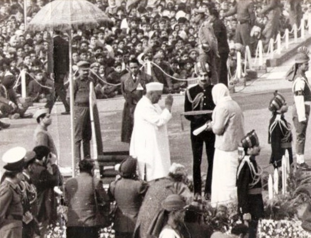 माहेश्वरी खेत्रपाल अपने पुत्र अरुण खेत्रपाल की ओर से राष्ट्रपति से परमवीर चक्र प्राप्त करते हुए