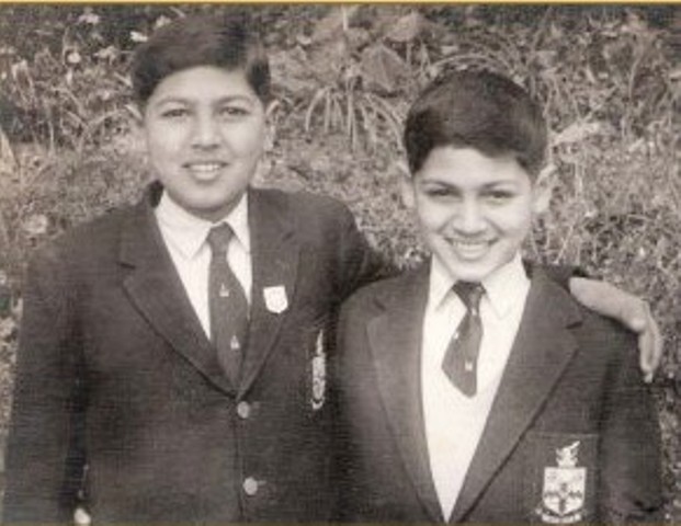 लॉरेंस स्कूल में अरुण खेत्रपाल (बाएं) अपने छोटे भाई मुकेश के साथ