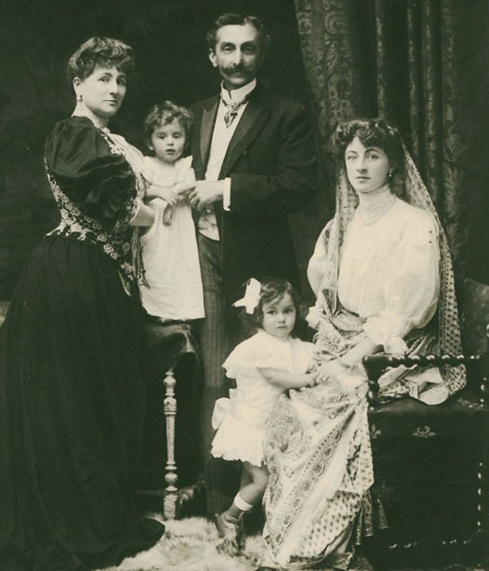 जेआरडी टाटा अपने पिता और मां के साथ 