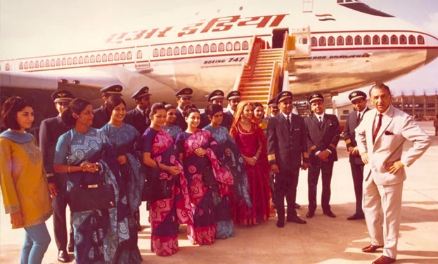 जेआरडी टाटा एयर इंडिया के चालक दल के सदस्यों के साथ