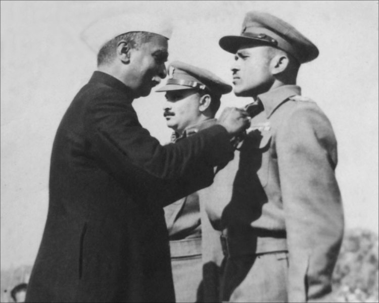 26 जनवरी 1950 को राष्ट्रपति से परमवीर चक्र प्राप्त करते हुए मेजर रामा राघोबा राणे