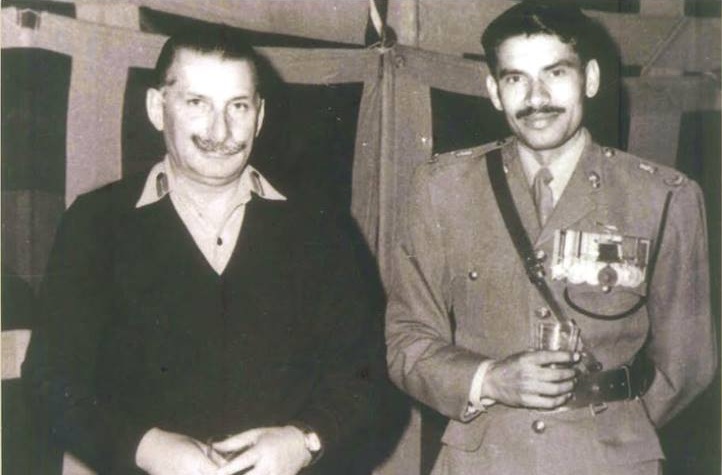 पीवीसी प्राप्त करने के बाद 1972 में मेजर होशियार सिंह दहिया के साथ SHFJ जनरल सैम मानेकशॉ