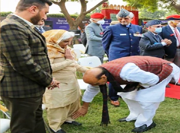 रक्षा मंत्री राजनाथ सिंह ने 1971 के युद्ध नायक कर्नल होशियार सिंह दहिया की पत्नी श्रीमती धनो देवी के पैर छुए।