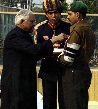 योगेंद्र सिंह यादव तत्कालीन भारतीय राष्ट्रपति केआर नारायणन से परमवीर चक्र प्राप्त करते हुए