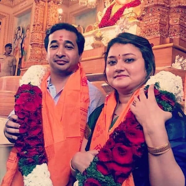 नितेश नारायण राणे अपनी पत्नी के साथ 