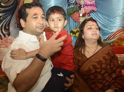 नितेश नारायण राणे अपनी पत्नी और बेटे के साथ 
