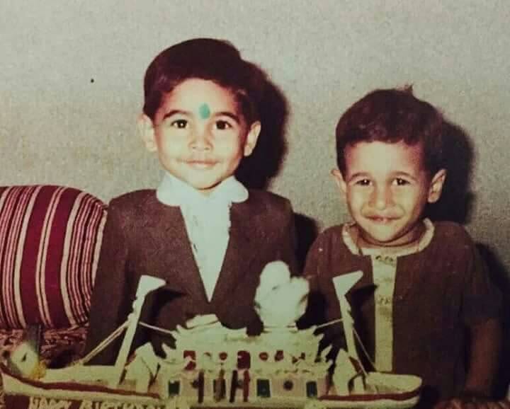 अपने भाई के साथ नितेश नारायण राणे की बचपन की तस्वीर