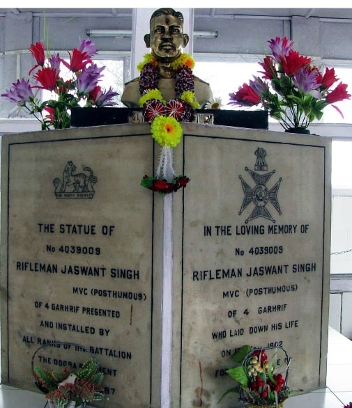 जसवंत सिंह रावत की प्रतिमा जो चीनी कमांडरों द्वारा भारतीय सेना को भेंट की गई थी