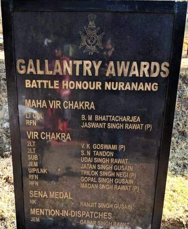 बहादुरी पुरस्कार विजेताओं के नाम वाला एक बोर्ड और युद्ध सम्मान नूरानंग का उल्लेख करता है