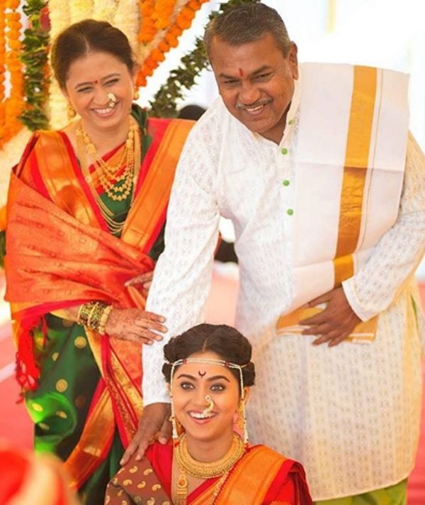 मृण्मयी के माता-पिता उनकी शादी में आशीर्वाद दे रहे हैं