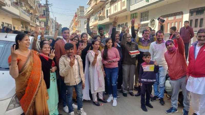 दिनेश बाना के परिवार और पड़ोसियों ने उनकी जीत का जश्न मनाया