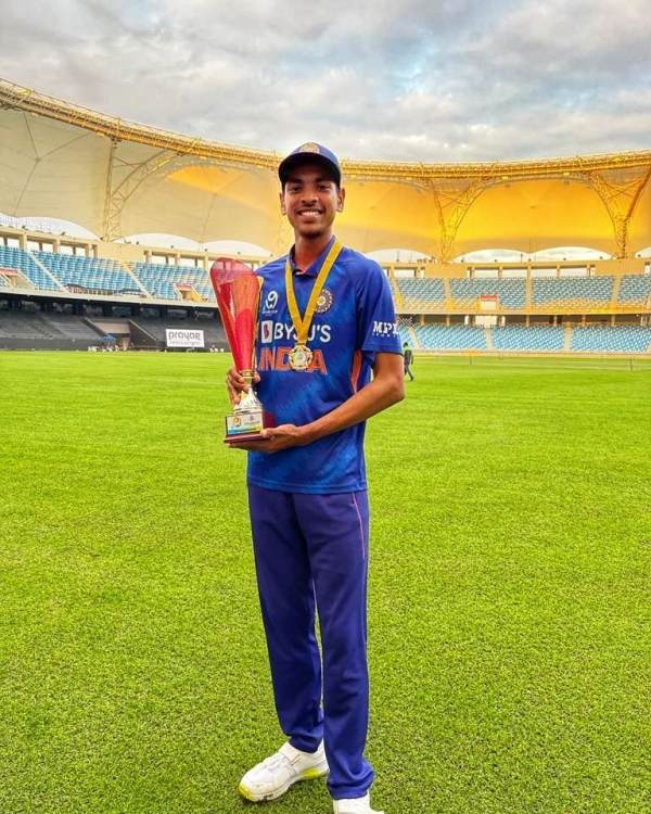 एशियाई कप ट्रॉफी पकड़े रवि कुमार